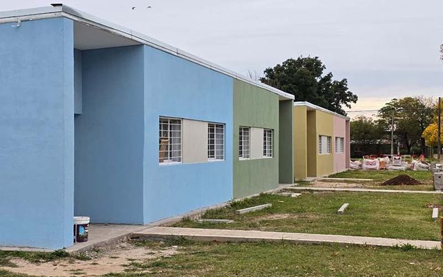 Departamento San Martín: Pullaro entregó viviendas e inauguró una rotonda sobre dos rutas provinciales
