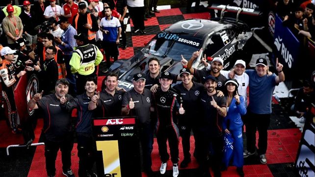 Festeja Otto Frtizler con todo el equipo en Posadas y con el Mercedes Benz atrás
