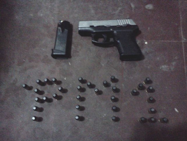 Una moda aterradora: más fotos de los chicos que posan con todo tipo de armas de fuego en Facebook