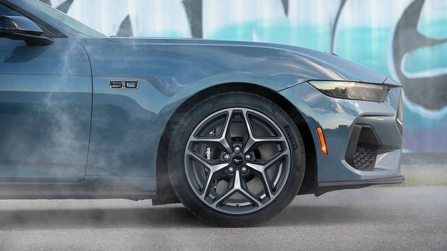 Las llantas de aleaci&oacute;n de 19&rdquo; con dise&ntilde;o exclusivo, equilibran estilo y rendimiento.