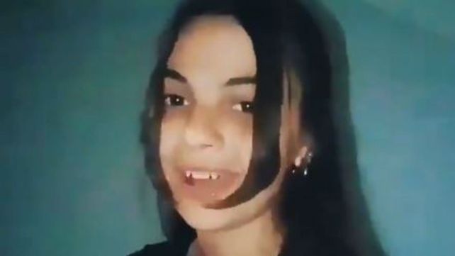 Un video muestra a Agustina cantando el tema Por tí, de Residente