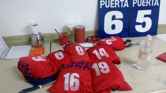 Utilería a full en el Gabino Sosa. La indumentaria estuvo lista para que todos los futbolistas puedan lucirla. El responsable