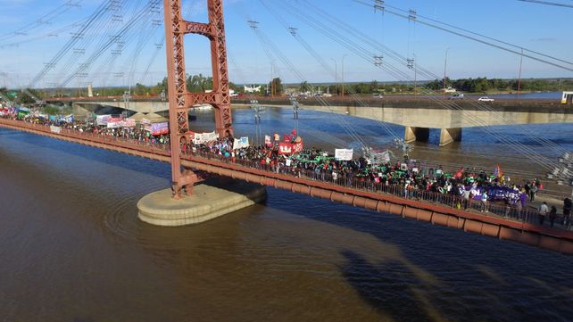 El grito Ni Una Menos hizo temblar el Puente Colgante