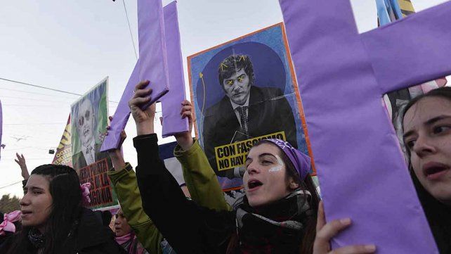 Miles de mujeres y diversidades marcharon por sus derechos en el 36° Encuentro Plurinacional de Mujeres y Diversidades en Bariloche