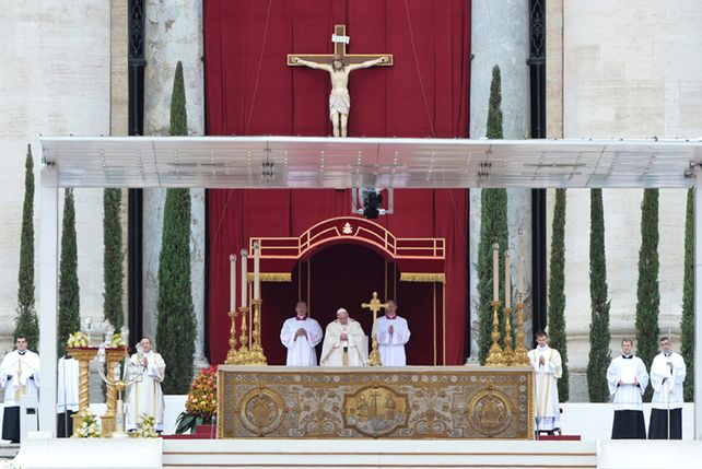 Francisco celebró la canonización de Juan Pablo II y Juan XXIII