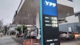 Pizarra de YPF con la nueva lista de precios actualizados tras la baja.