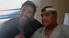 El neurocirujano Leopoldo Luque y Diego Maradona, después de la operación del Díez. El neurocirujano Leopoldo Luque y Diego Maradona, después de la operación del Díez.