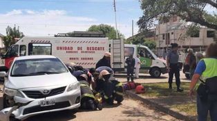 Policías y bomberos asisten a Juan José Kuhnle, el profesor de Matemática que fue atropellado por su propio padre.