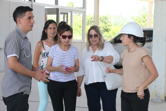La secretaria de Obras Públicas provincial recorrió la obra con los padres y funcionarios locales.