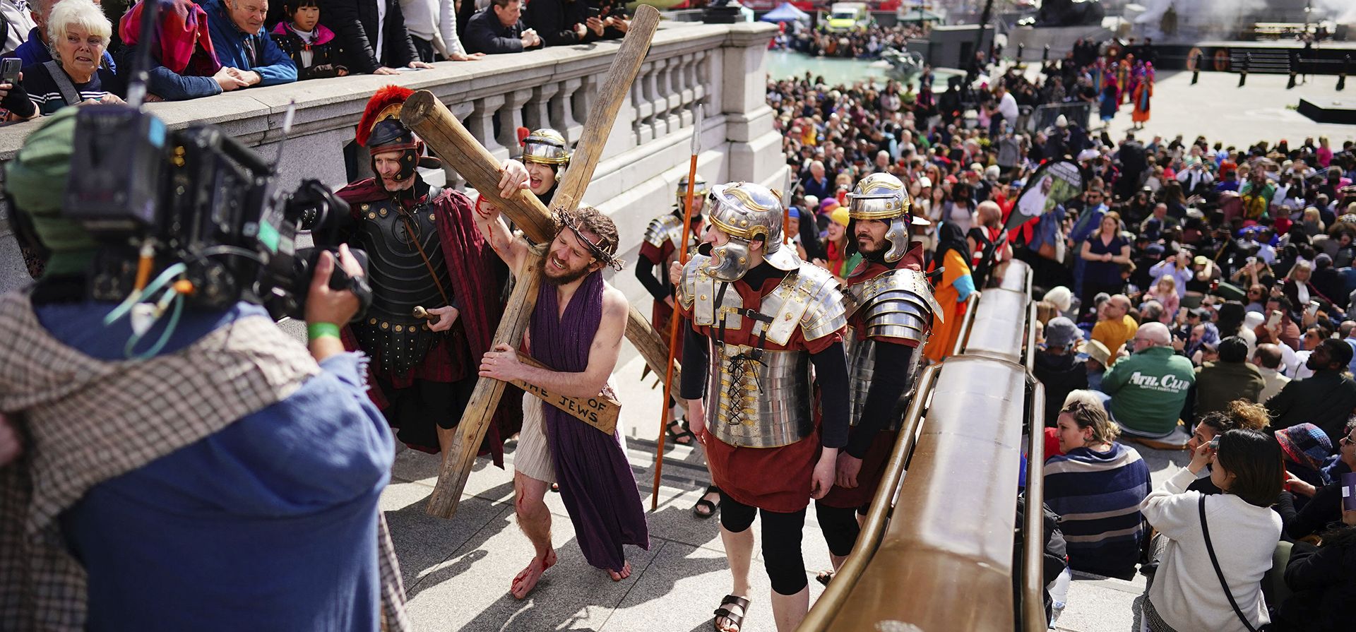 La Pasión de Jesús se representa ante multitudes en Trafalgar Square, Londres, el viernes 7 de abril de 2023 el Viernes Santo por actores de Wintershall Players. (Aaron Chown/PA vía AP)