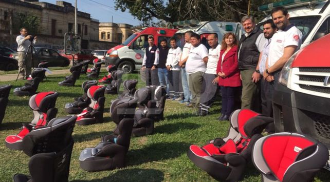La provincia entregó butacas booster para el traslado de niños en minibuses sanitarios