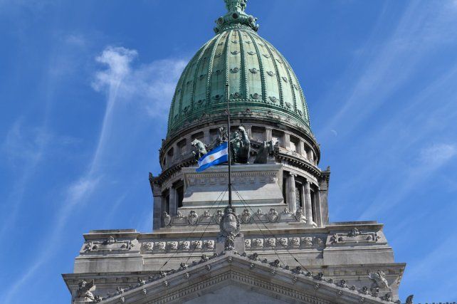 El Congreso izó la bandera a media asta como parte del luto oficial por la muerte del Santo Padre.