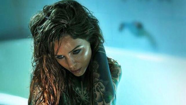 Candelaria Tinelli desbordó sensualidad en una producción de fotos desde la bañera