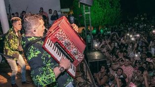 Los Lirios cerraron la primera noche de Universitario, en su regreso de Kiko DJ. La banda que pasó por Luz, Cámara y a Jugar tocó hasta el amancer.
