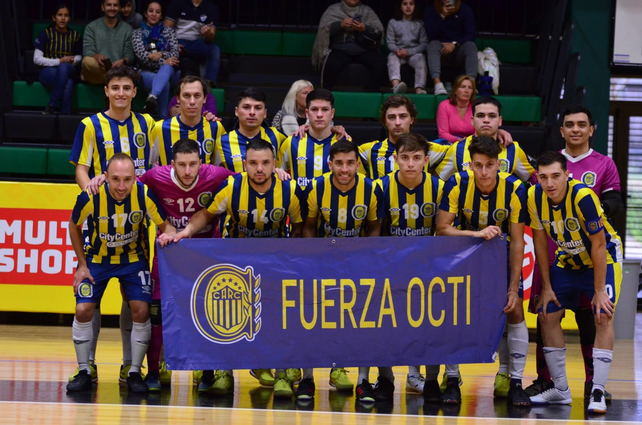 El plantel canalla posó con una bandera en apoyo a su referente Octavio Lioi quien sufrió una lesión.