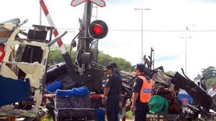 Tragedia en Dolores: un tren embisti&oacute; a un micro y hay 17 muertos