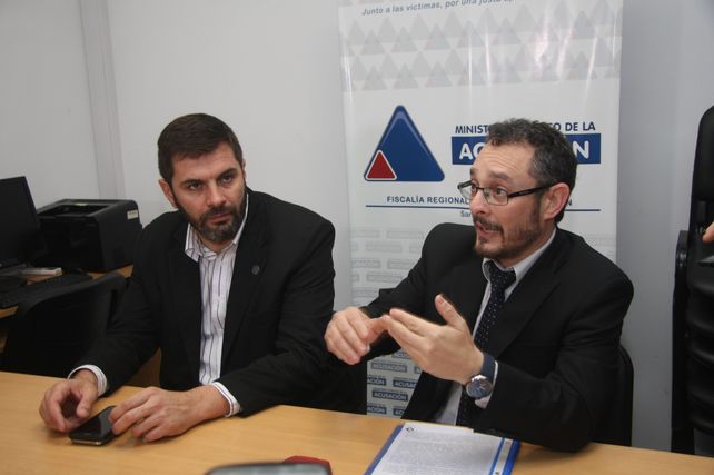 Al frente de la investigación. Alejandro Tognolo (PDI) y el fiscal Omar De Pedro (MPA).