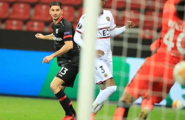 Lucas Alario anotó dos goles en la victoria de Bayer Leverkusen.&nbsp;