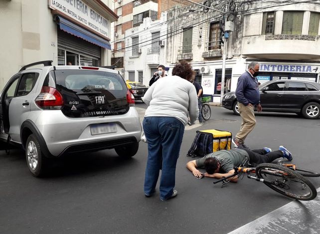 La conductora asistió al joven