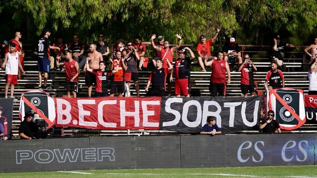 Un grupo de hinchas de Newell’s exhiben la bandera de barrio Echesortu en el Parque Saroldi.