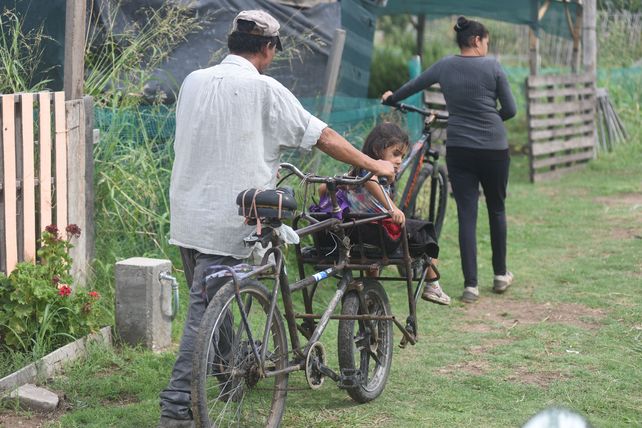 Familia de huerteros ingresa en bicicletas en dirección a su parcela