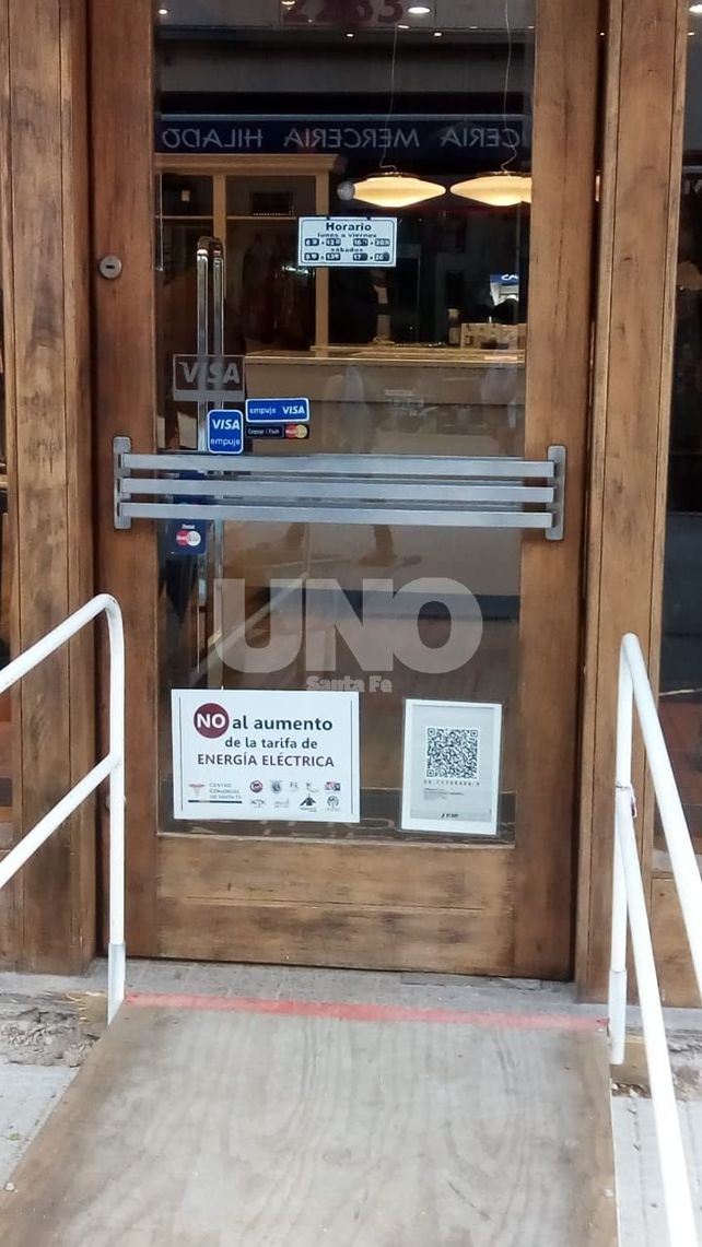 Con carteles en las vidrieras, los comercios santafesinos se quejan de las tarifas eléctricas