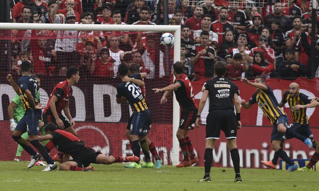 14/05/2017, NOB 1 - RC 3. El centro de Colman llegó al segundo palo, donde Ruben se tiró de palomita. Fuerte impacto y gol.