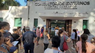 Miércoles de protesta en el Carrasco. Los pacientes estuvieron cola hasta poco después de las 8.30. La atención comenzó a normalizarse desde esa hora.&nbsp;