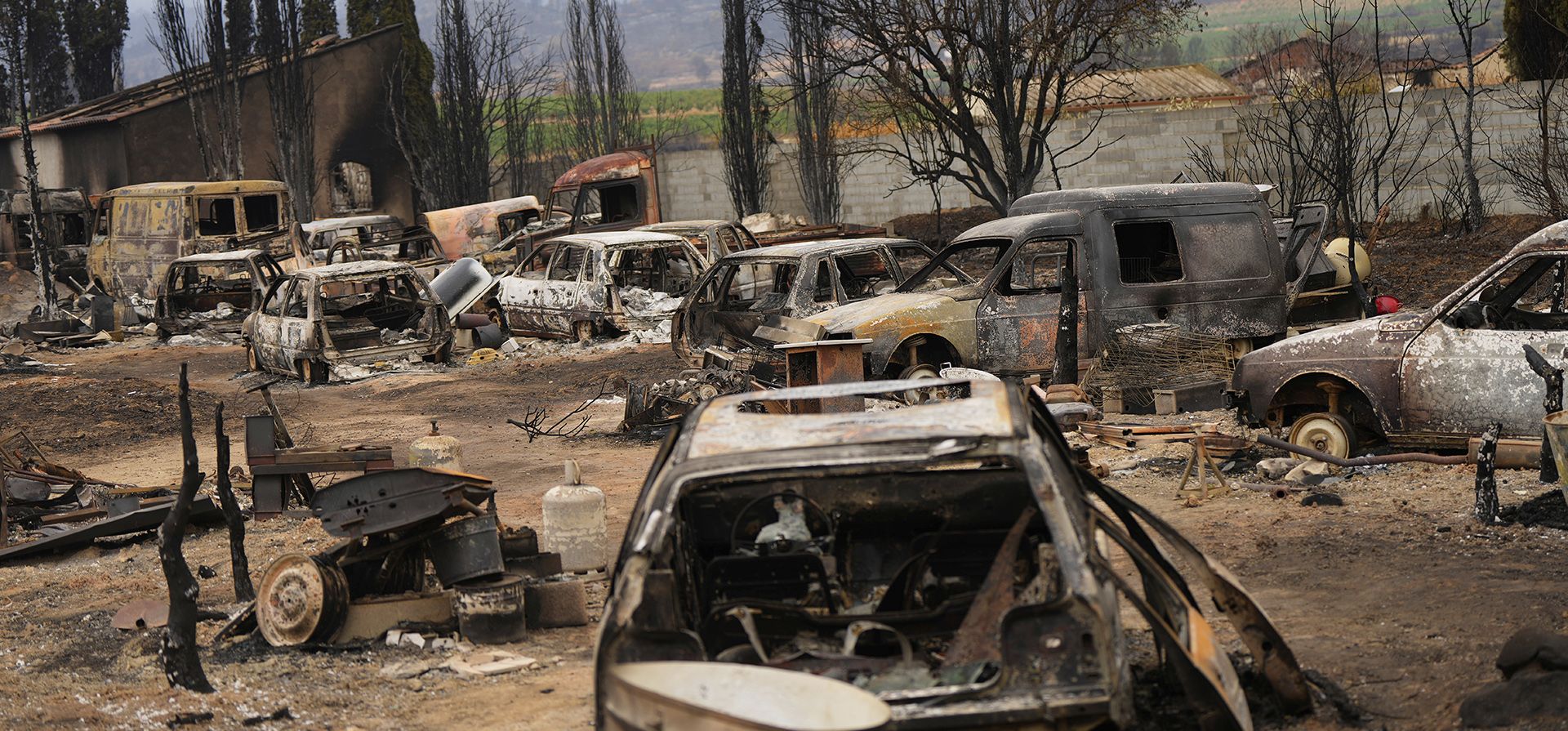 Vehículos calcinados después de que los bomberos controlaran el mayor incendio forestal de Francia en décadas, el viernes 8 de agosto de 2025, cerca de Saint-Laurent-de-la-Cabrerisse, en el sur de Francia. (Foto AP/Manu Fernandez) Vehículos calcinados después de que los bomberos controlaran el mayor incendio forestal de Francia en décadas, el viernes 8 de agosto de 2025, cerca de Saint-Laurent-de-la-Cabrerisse, en el sur de Francia. (Foto AP/Manu Fernandez)