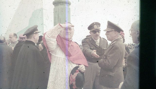 Obispo de Rosario, Antonio Caggiano, con autoridades. 