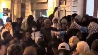 París: hace 40 días llevaron a un evento a 250 inmigrantes y no consiguen desalojarlos
