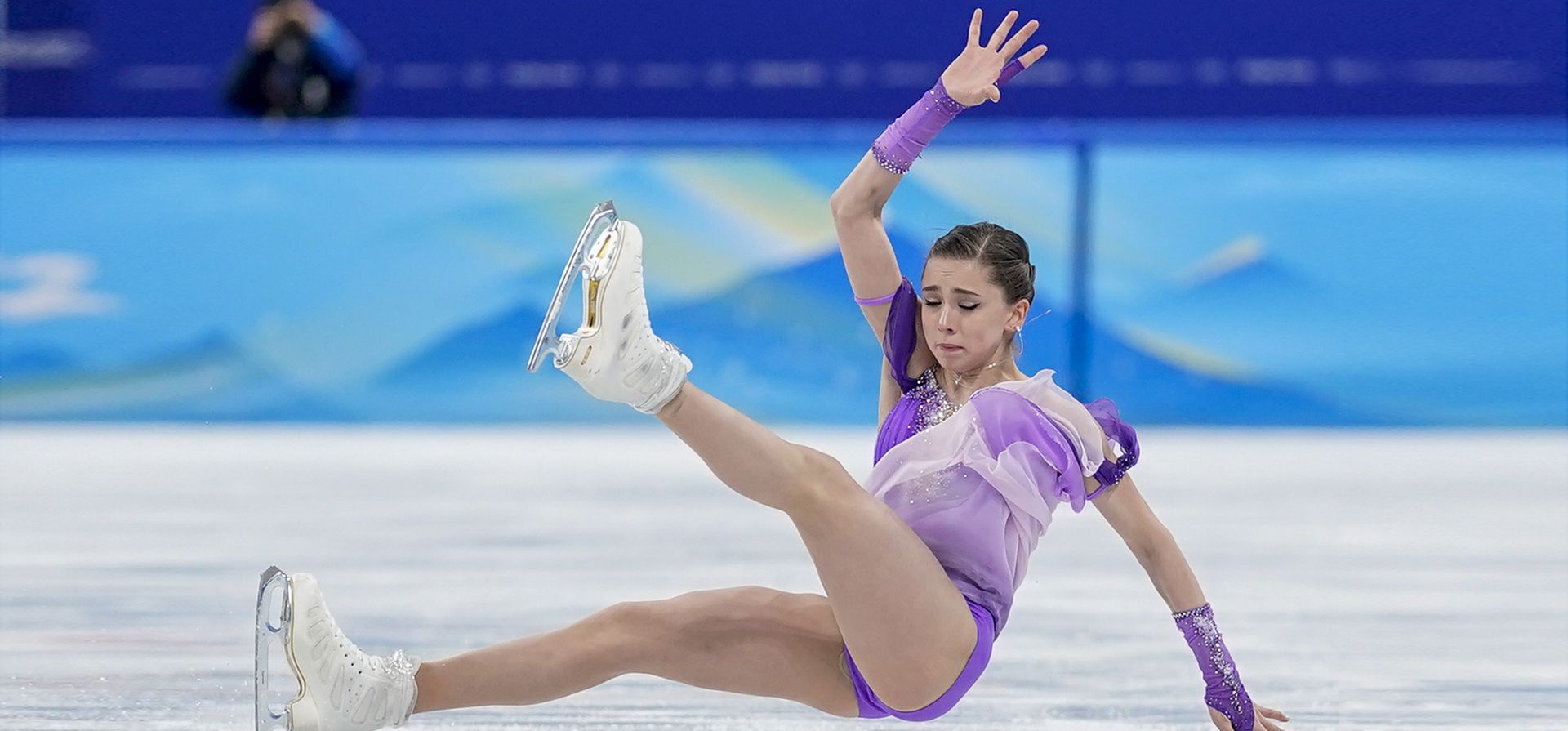 Kamila Valieva, del Comité Olímpico Ruso, se cae durante un calentamiento antes del programa corto femenino durante el patinaje artístico en los Juegos Olímpicos de Invierno de 2022, el martes 15 de febrero de 2022 en Beijing.