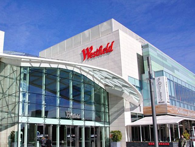 Tuvieron sexo en un shopping, frente a sus hijos