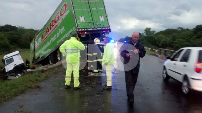 Un camionero perdió el control y volcó en la ruta nacional 11 a la altura de Reconquista