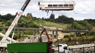 El maquinista de la tragedia ferroviaria de España hablaba por teléfono cuando descarriló