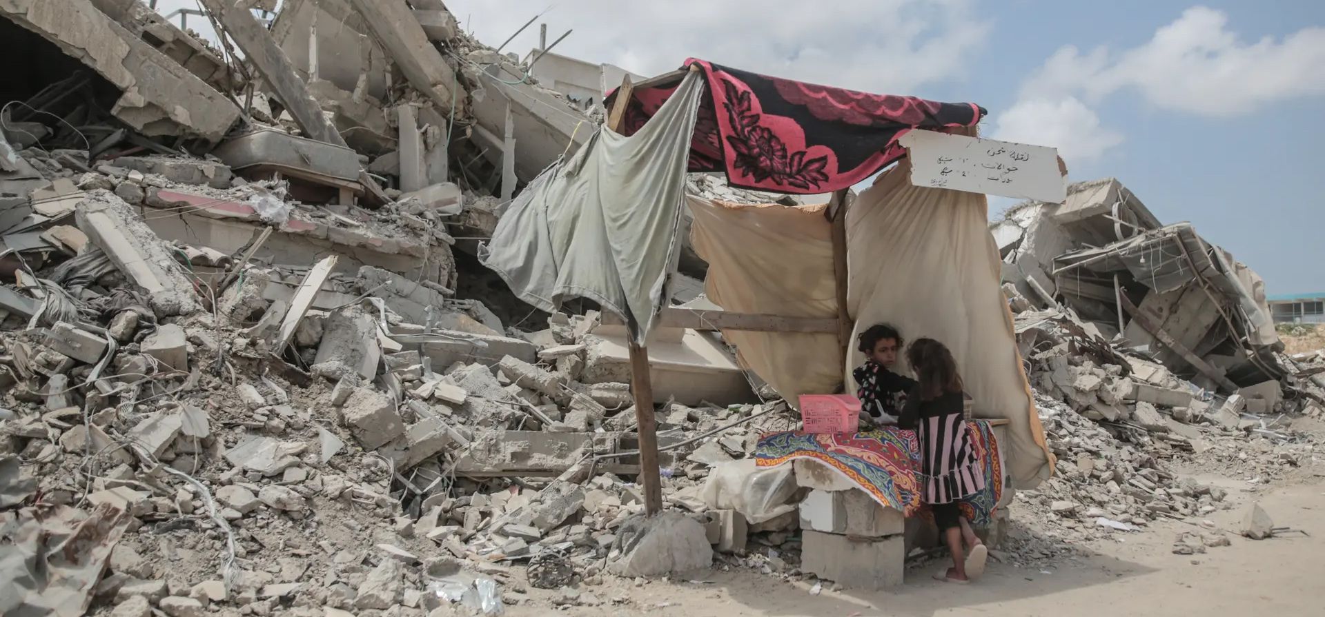 Dos niños palestinos desplazados se sientan entre los escombros de los edificios destruidos en los ataques aéreos israelíes, Khan Younis, Franja de Gaza. Fotografía: Anadolu/Getty Images Dos niños palestinos desplazados se sientan entre los escombros de los edificios destruidos en los ataques aéreos israelíes, Khan Younis, Franja de Gaza. Fotografía: Anadolu/Getty Images