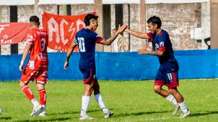 Leones FC. Juan Vieyra felicita a Cristian Bonesso, autor del primer tanto ante Muñiz. El equipo de la familia Messi ganó y manda en la Primera C.&nbsp; &nbsp;