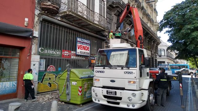 Trabajos en un antiguo edificio en peligro de derrumbe en el microcentro