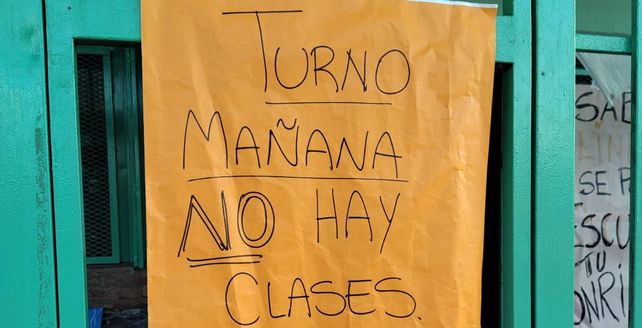 Un cartel en la puerta de la escuela avisó la suspensión de las clases.&nbsp;
