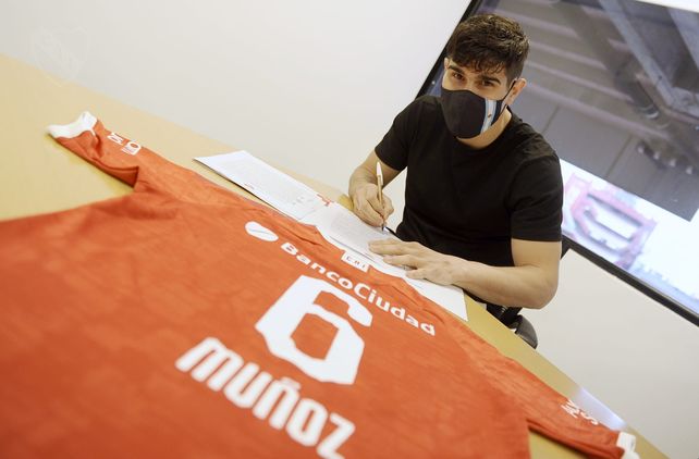 El defensor Ezequiel Mu&ntilde;oz firm&oacute; este viernes su contrato con Independiente.
