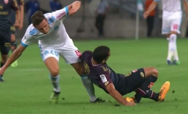 La escalofriante fractura de un jugador en la Liga de Francia