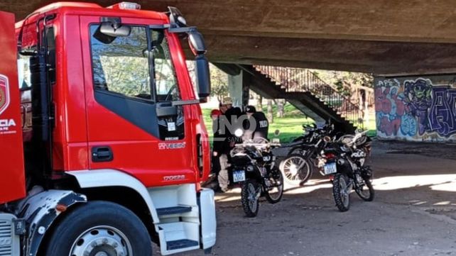 Rescate. Un hombre en situación de calle fue asistido tras caer en una alcantarilla en las inmediaciones del Puente Oroño.