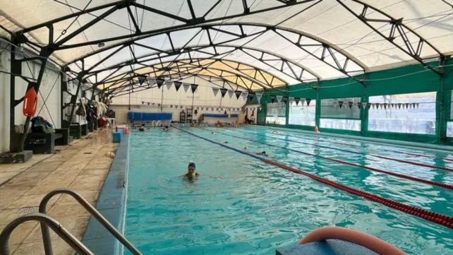 Rosario: un joven falleció ahogado en la pileta de un club mientras practicaba buceo