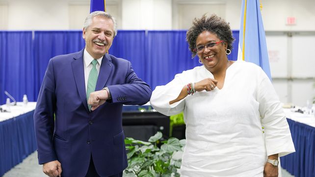 Alberto Fernández con la primera ministra de Barbados