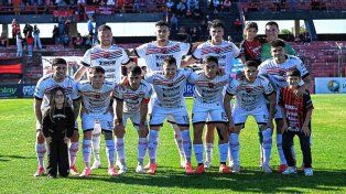 El 11 de Patronato que celebró la victoria el domingo en el estadio Grella ante Deportivo Maipú.
