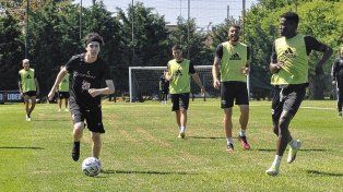 Riestra contrató a un jugador amateur y vuelve a estar en el ojo de la tormenta