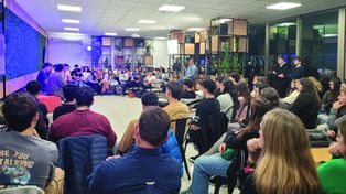La Austral propone una currícula motivacional para una generación criada a base de Internet