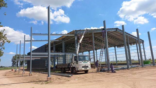 El camión Ford 915 con hidrogrúa que se llevaron los delincuentes estaba dentro de la nave.