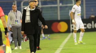 El entrenador auriazul estuvo muy activo, como siempre. Russo valoró mucho la goleada sobre Caracas y se ilusiona con dar el zarpazo en Uruguay dentro de doce días.