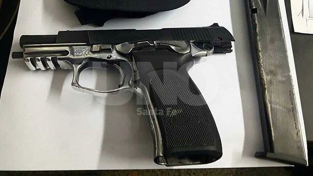 De armas llevar: detuvieron a una pareja con un arma de guerra cargada